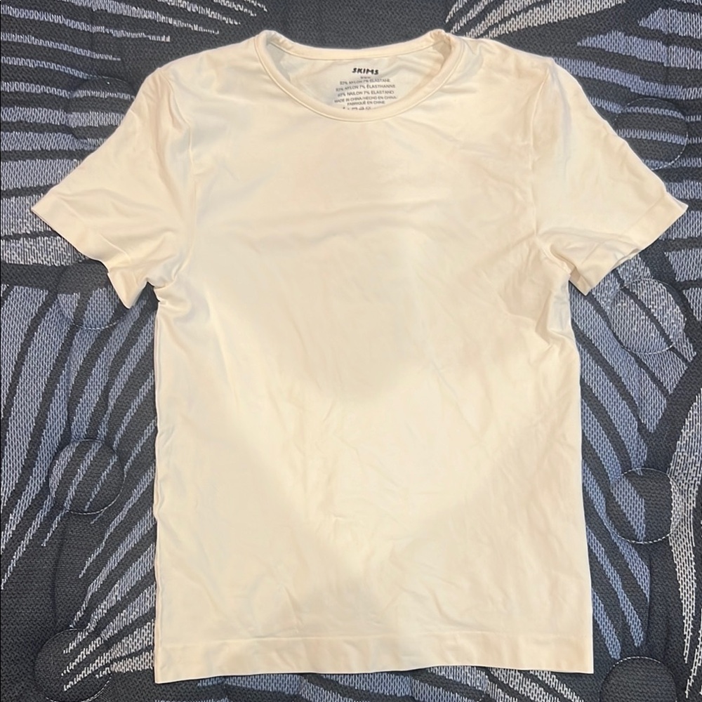 Skims Short Sleeve Smoothing Seamless tee in Marble. Size M